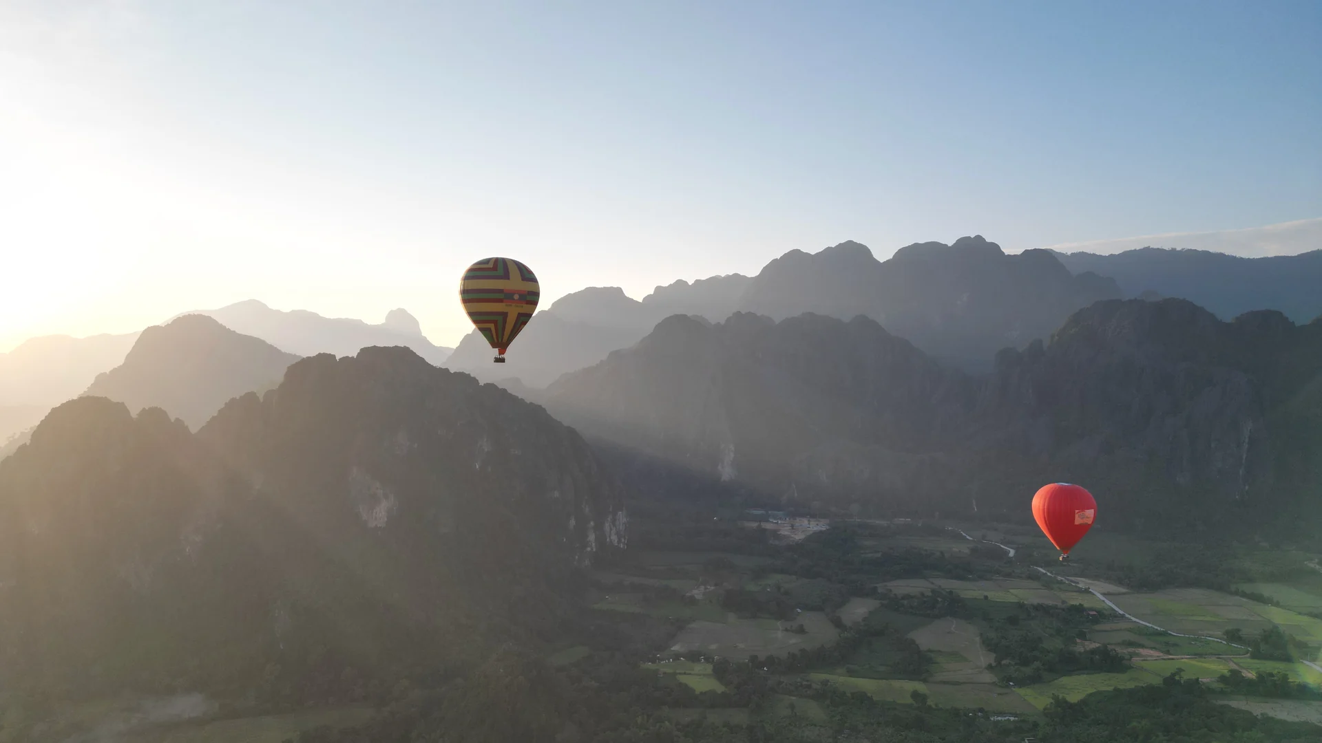 Vang Vieng: cosa fare e vedere, dalla mongolfiera al Nam Xay Viewpoint, lagune e tubing