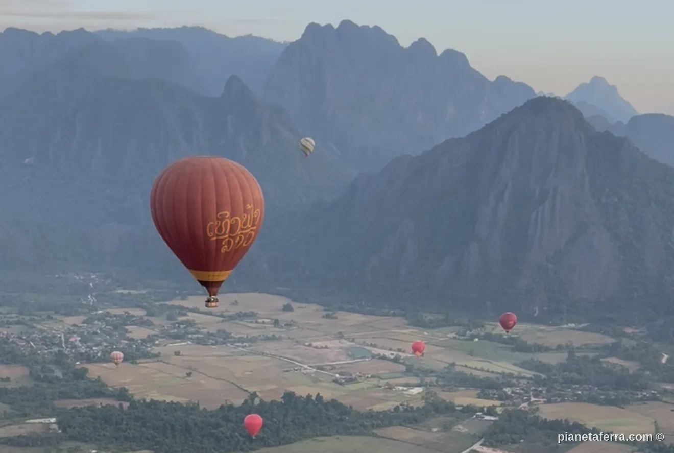 Mongolfiera in volo sopra la valle di Vang Vieng in Laos