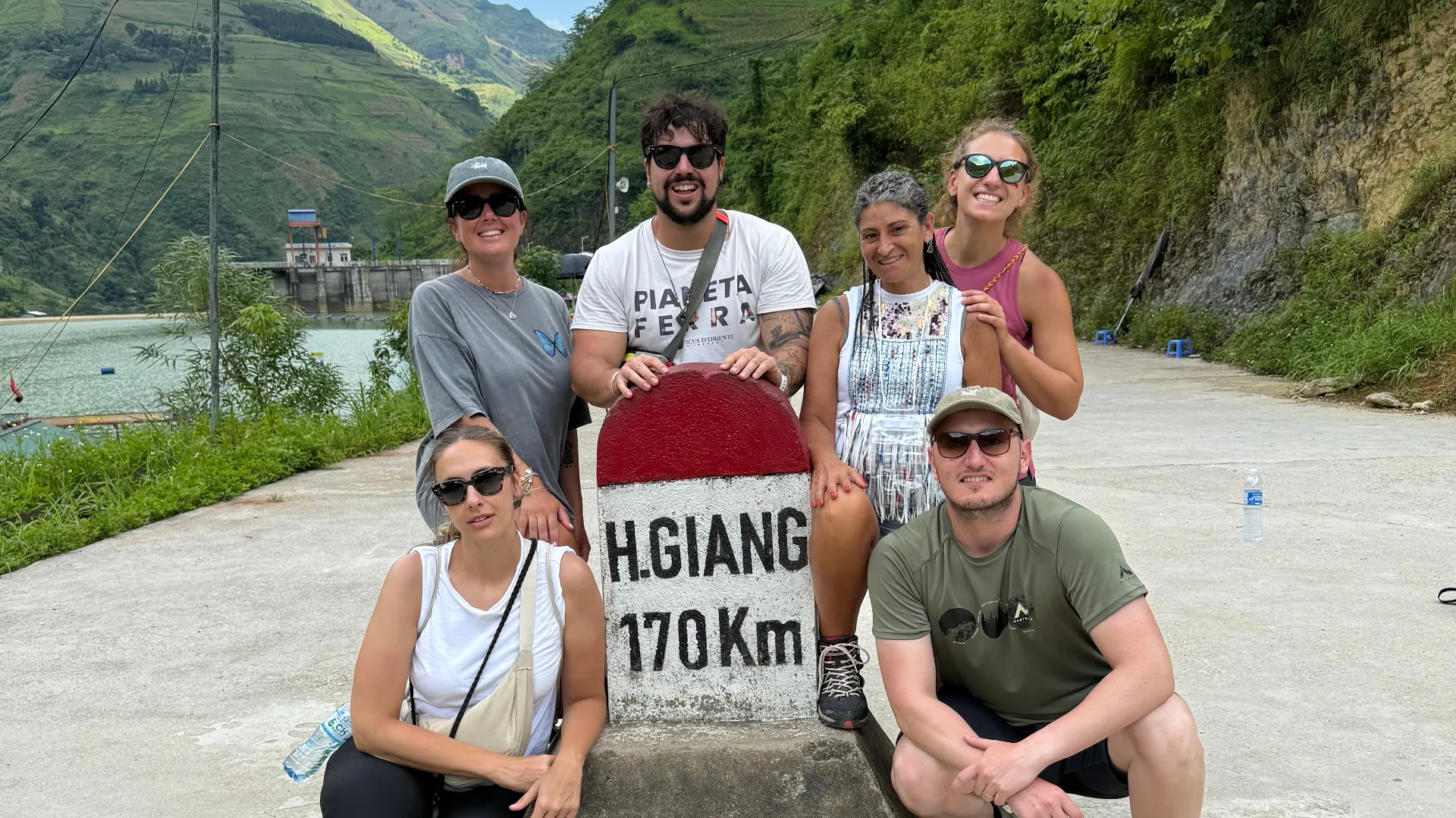 Viaggio di gruppo Ha Giang Loop - il gruppo al km 170 di Ha Giang