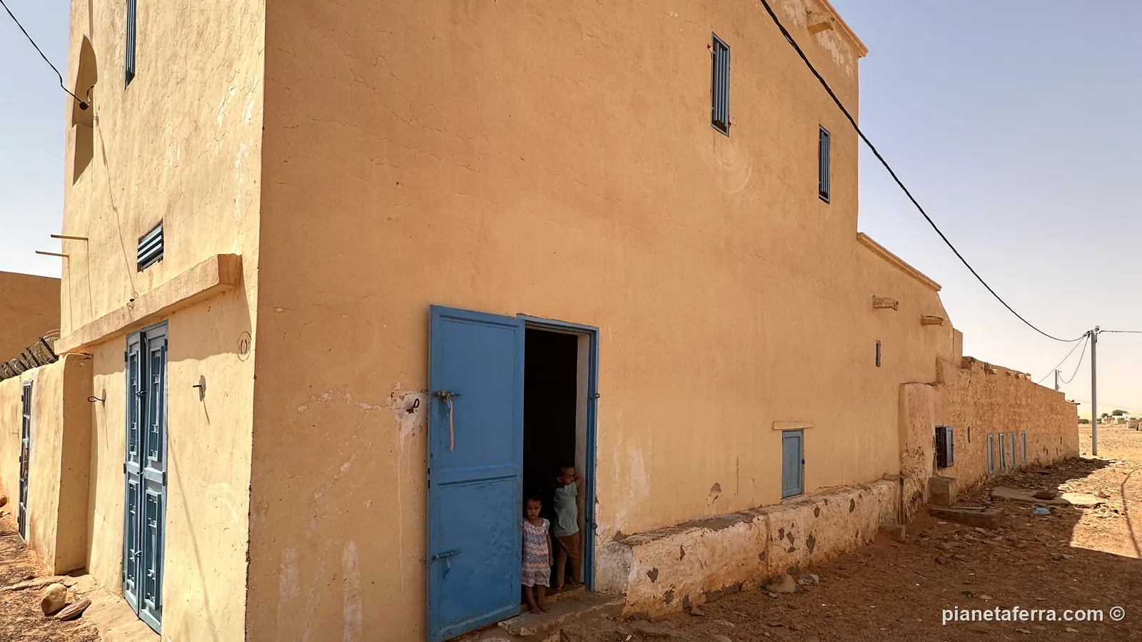 Una casa con la porta azzurra nella città di Chinguetti, in Mauritania