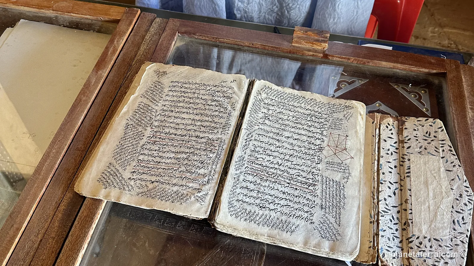 Un manoscritto antico aperto in una delle biblioteche di Chinguetti