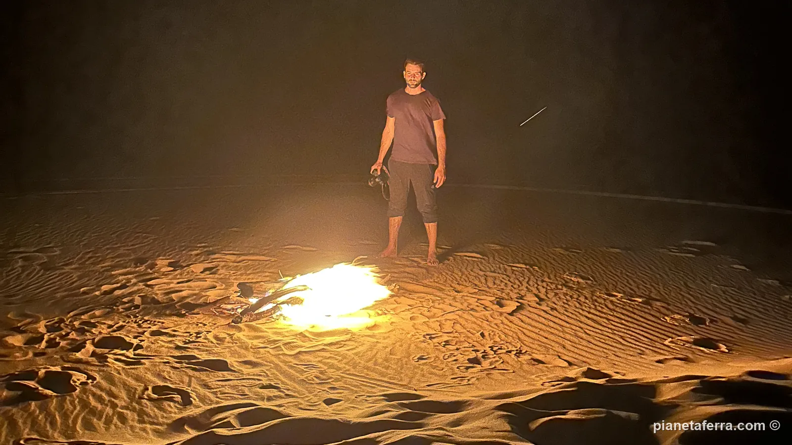 Il fuoco acceso tra le dune per la notte in campo nel deserto mauritano