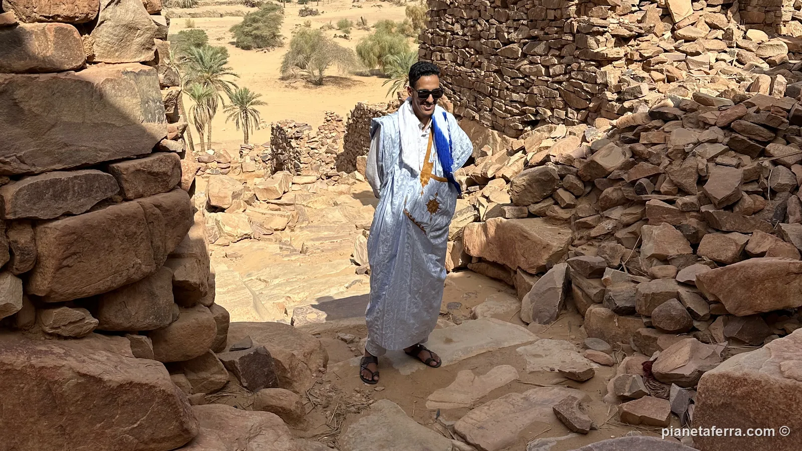 Bouh tra le rovine in pietra della città vecchia di Ouadane