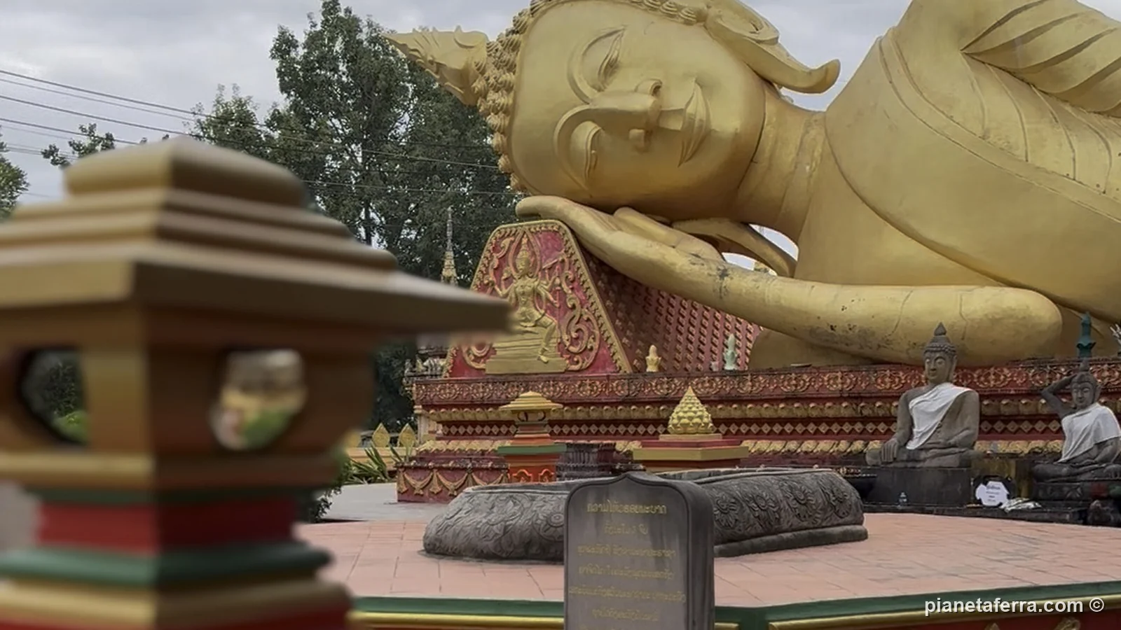 Il grande Buddha sdraiato dorato nel complesso di That Luang a Vientiane