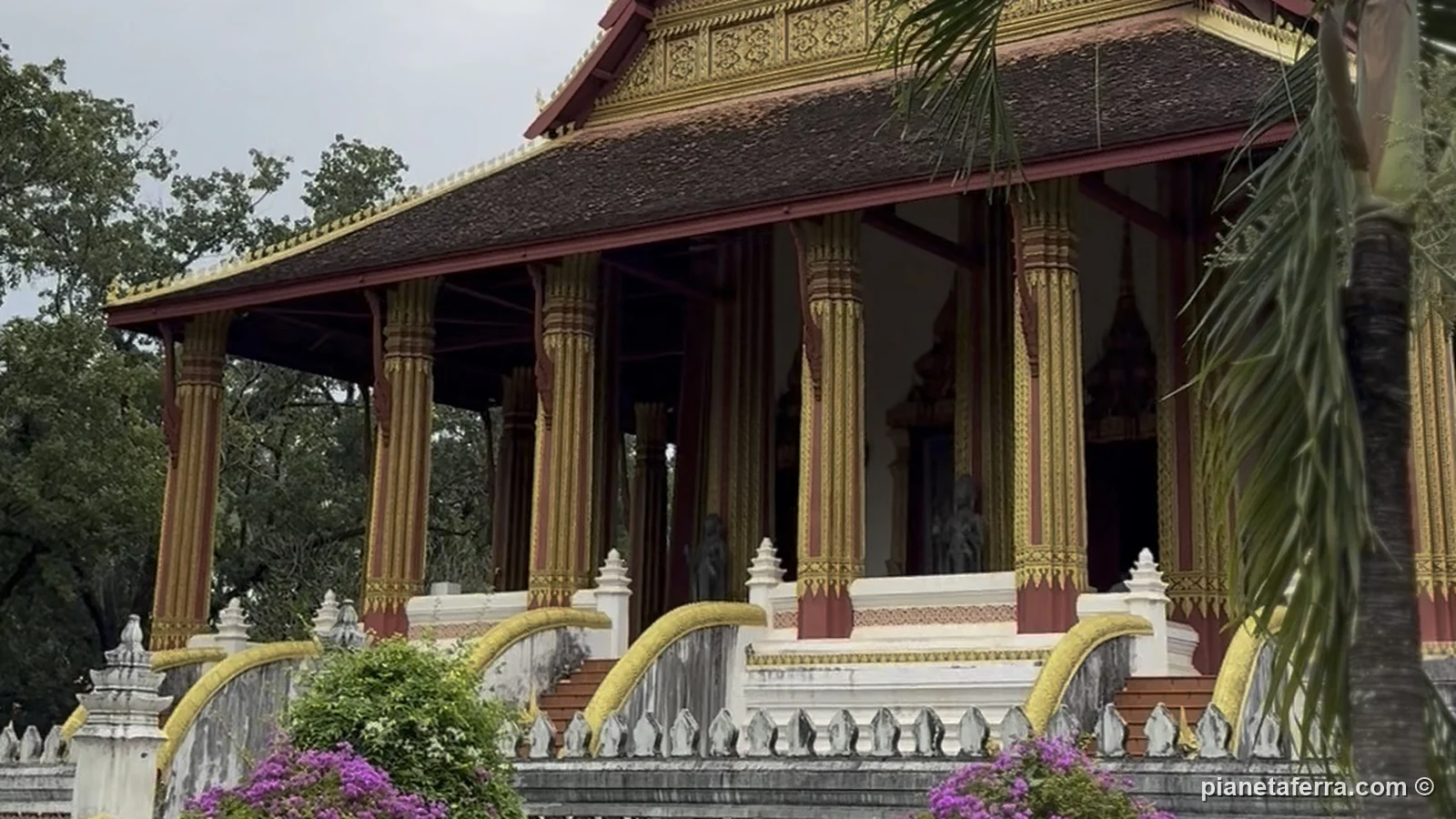 Haw Phra Kaew, l'antico tempio reale di Vientiane, con il giardino davanti
