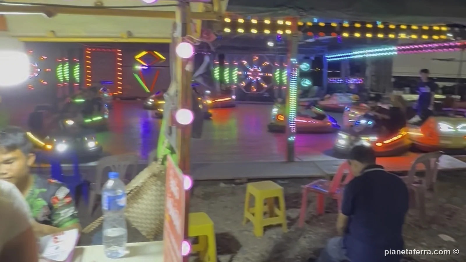 Le luci del mercato notturno sul lungofiume del Mekong a Vientiane