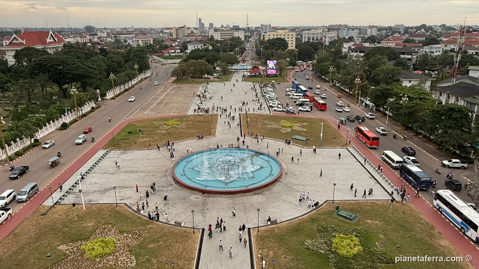 Il grande viale di Vientiane e la fontana visti dalla terrazza del Patuxai