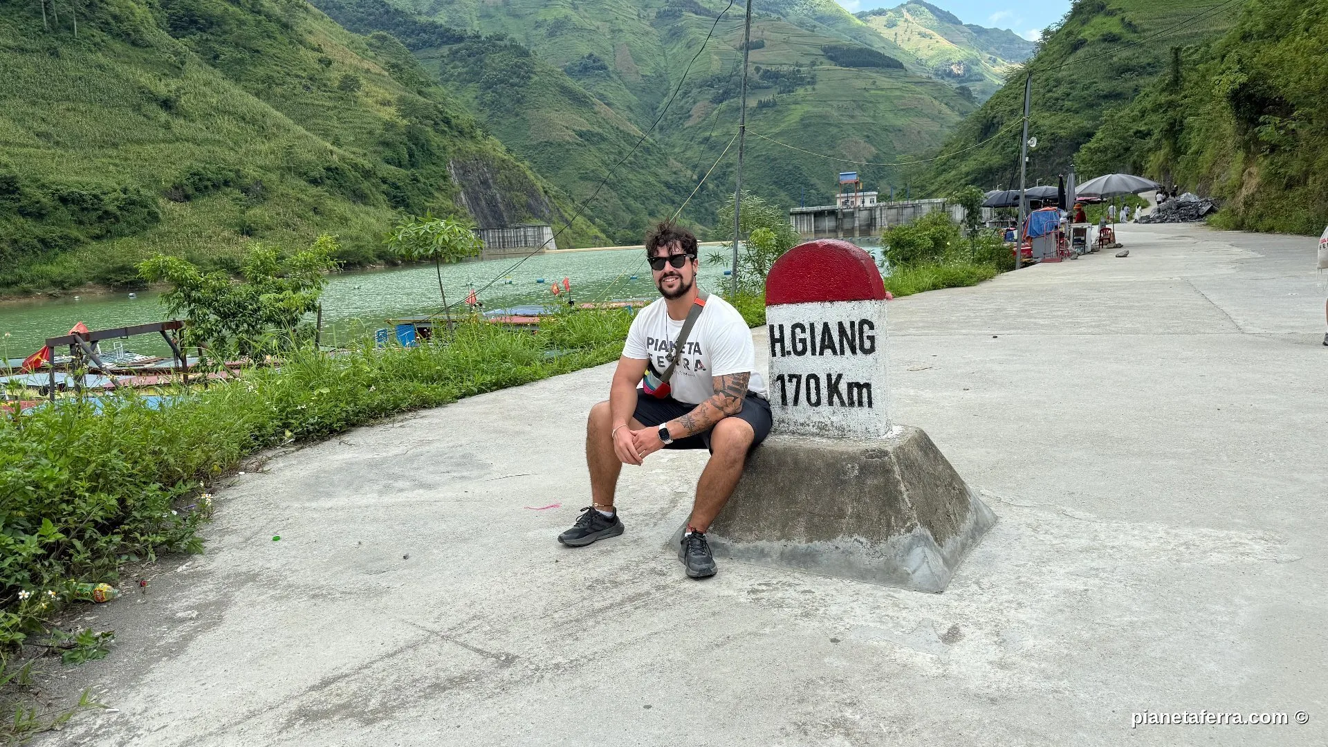 Luca Ferraina durante il viaggio in moto a Ha Giang, Vietnam