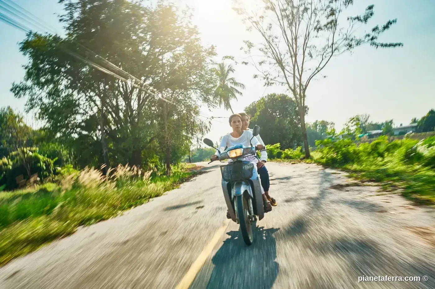 Scooter su strada panoramica in Vietnam - trasporti interni