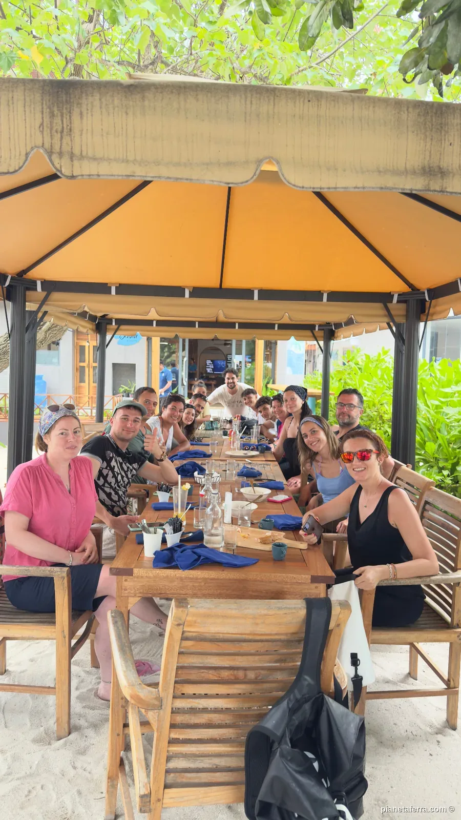Gruppo di viaggiatori sul Golden Bridge a Da Nang, centro Vietnam