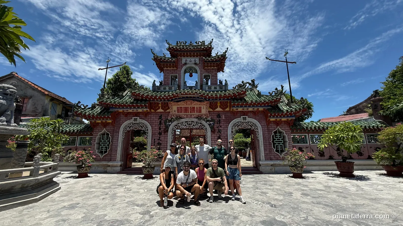 Gruppo di viaggiatori davanti a un tempio di Hoi An, centro Vietnam