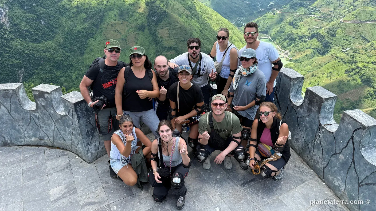 Vista panoramica dal passo di Ma Pi Leng con gruppo di viaggiatori, Ha Giang