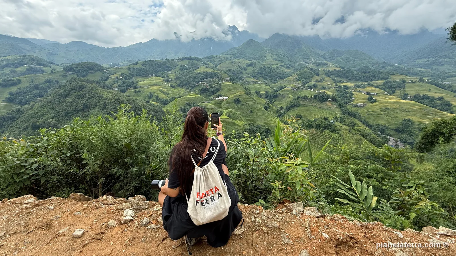 Viaggiatrice fotografa le risaie gialle di Sapa durante la stagione del raccolto