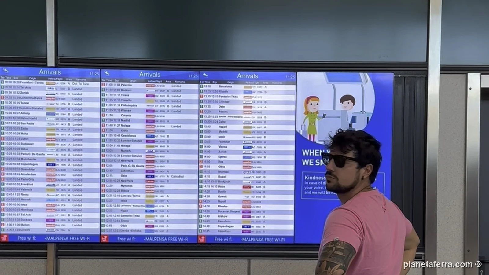 Luca davanti al tabellone dei voli dell'aeroporto di Malpensa