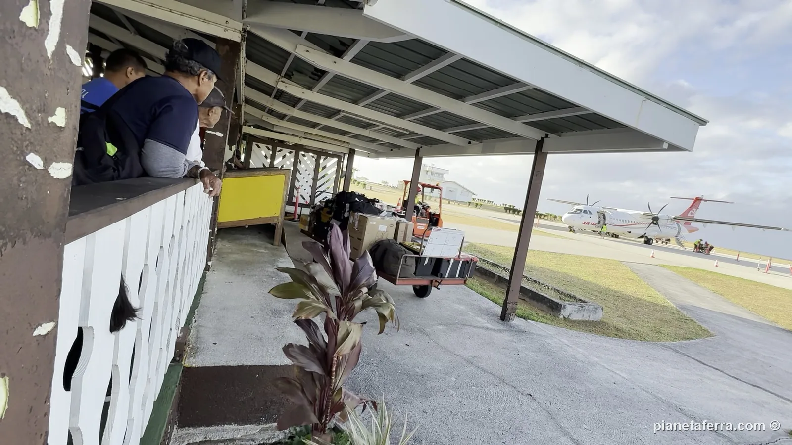 L'aeroporto di Rurutu, nelle Isole Australi, con la tettoia dei passeggeri e l'aereo a elica di Air Tahiti sulla pista