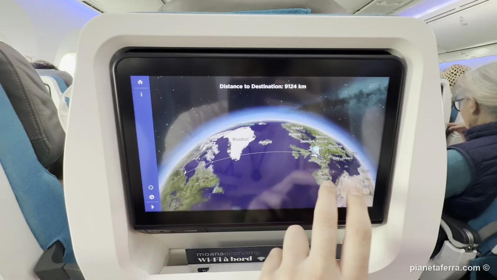 Lo schermo del sedile in Moana Economy sul volo Air Tahiti Nui da Parigi, con la mappa del volo e 9.124 chilometri alla destinazione
