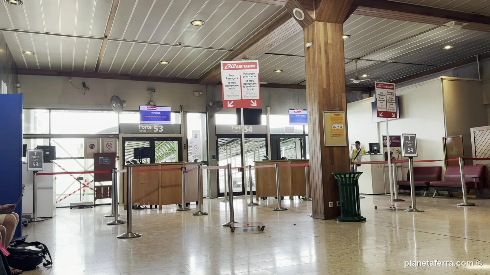I gate 53 e 54 dei voli interni Air Tahiti all'aeroporto di Faa'a, a Tahiti