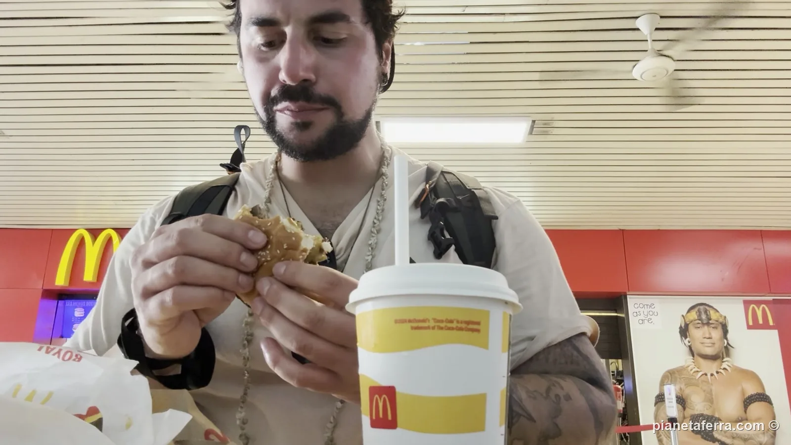 Luca mangia un panino al McDonald's dell'aeroporto di Tahiti, tra un volo interno e l'altro