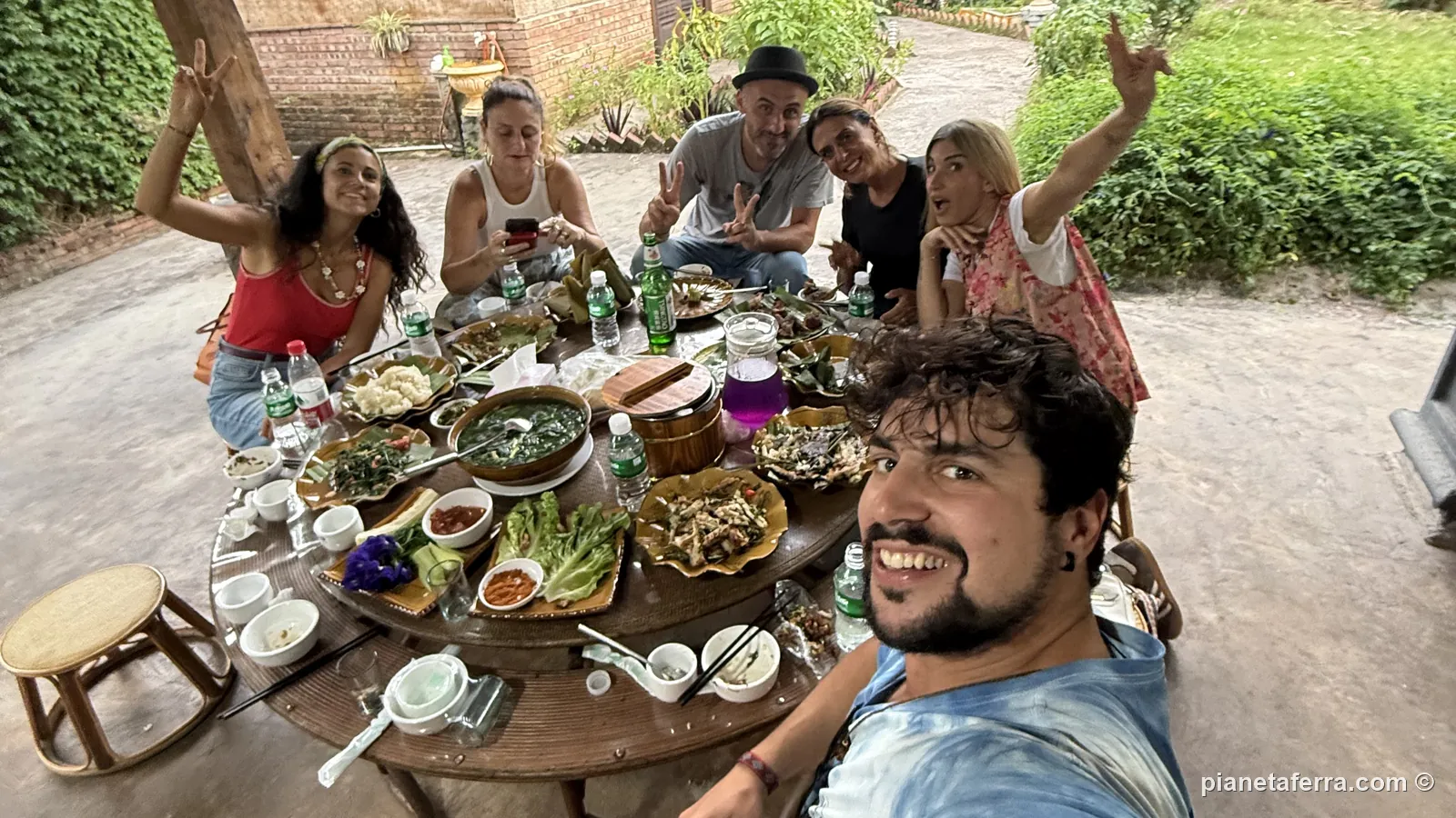 Luca alla tavolata di piatti Dai vicino al Giardino botanico di Menglun