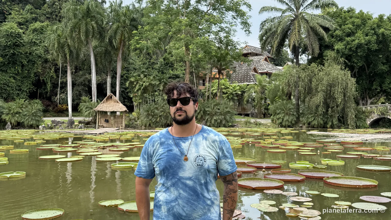 Luca davanti allo stagno delle ninfee giganti nel Giardino botanico tropicale di Menglun