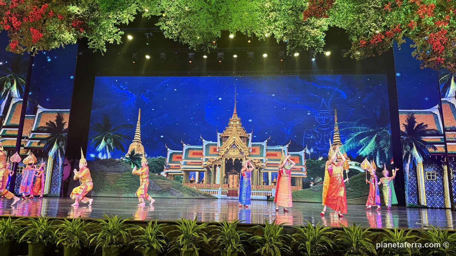 Lo spettacolo di danze tradizionali Dai al teatro Paya Yuyan di Jinghong