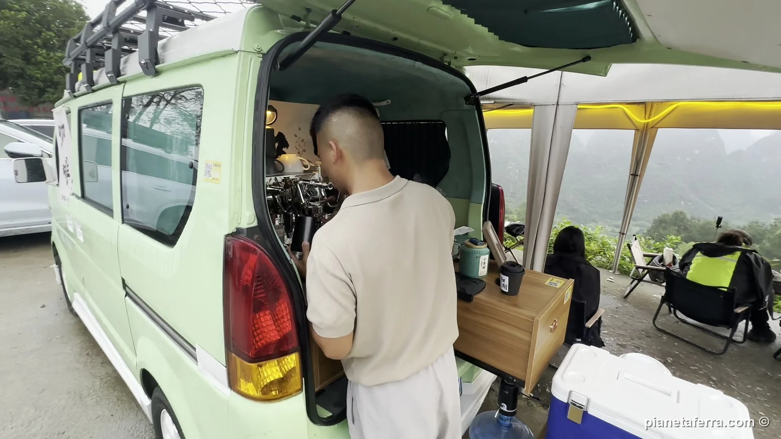 Il furgoncino bar con la macchina dell'espresso al parcheggio del Xianggong Hill, a maggio 2024
