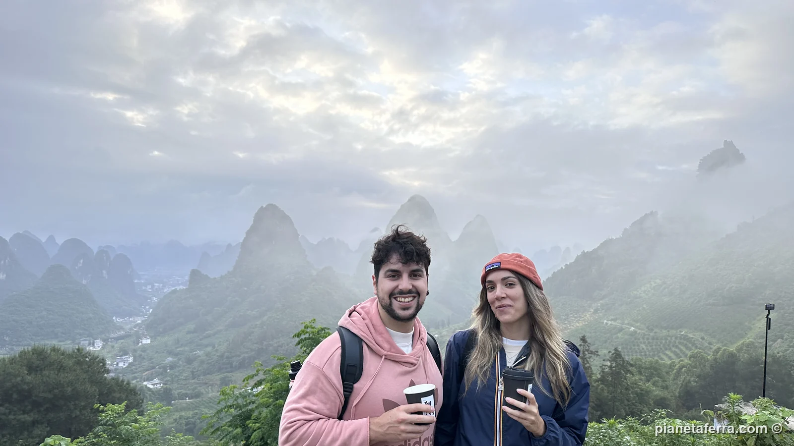 Luca e Patricia con il caffè al punto panoramico del Xianggong Hill dopo l'alba, a maggio 2024