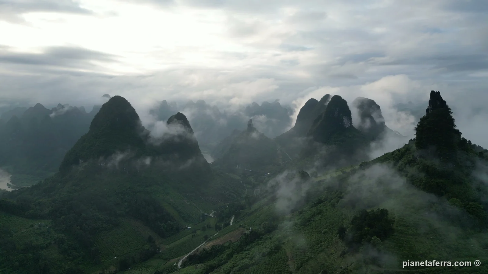 I picchi carsici avvolti dalle nuvole intorno a Yangshuo, visti dal drone, a maggio 2024
