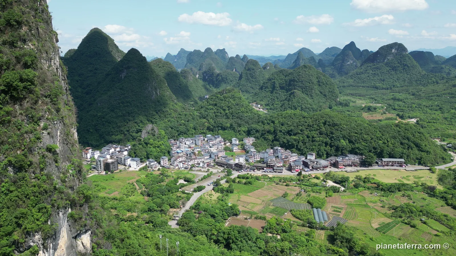 Un villaggio tra le risaie e i picchi carsici vicino a Yangshuo, visto dal drone, a maggio 2024
