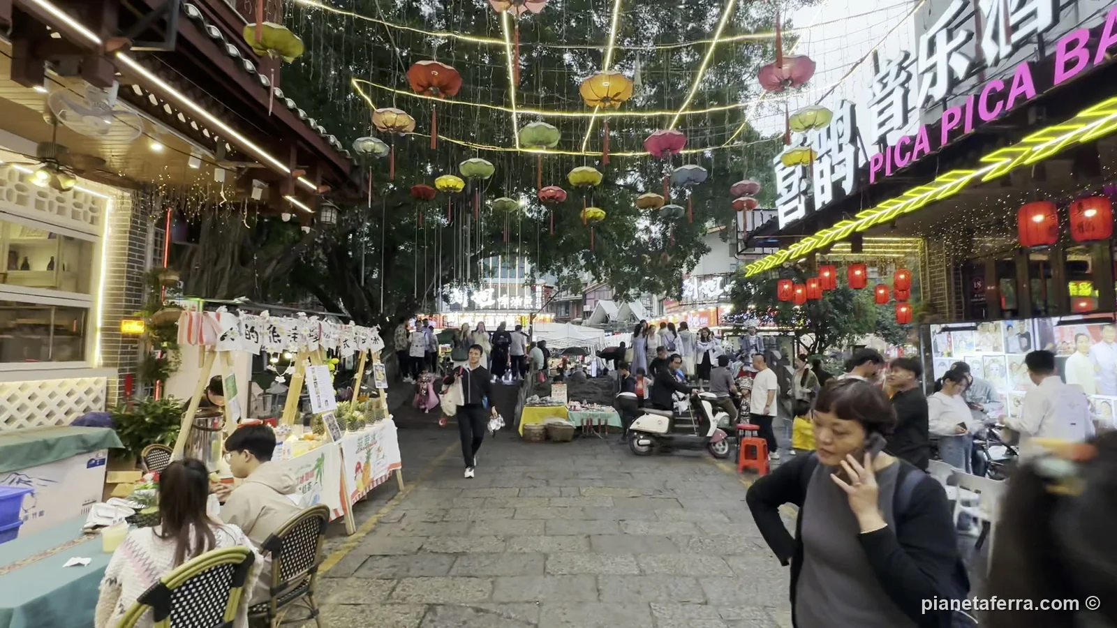 West Street la sera a Yangshuo, con le lanterne e le bancarelle di street food, a maggio 2024