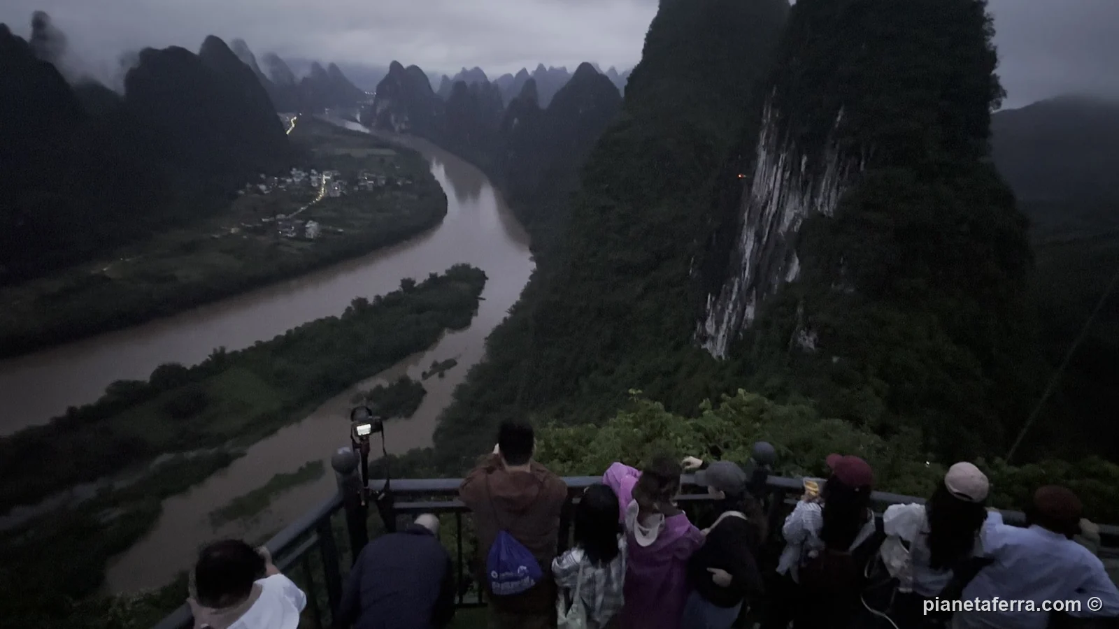 La folla di fotografi al punto panoramico del Xianggong Hill prima dell'alba, sopra il fiume Li, a maggio 2024
