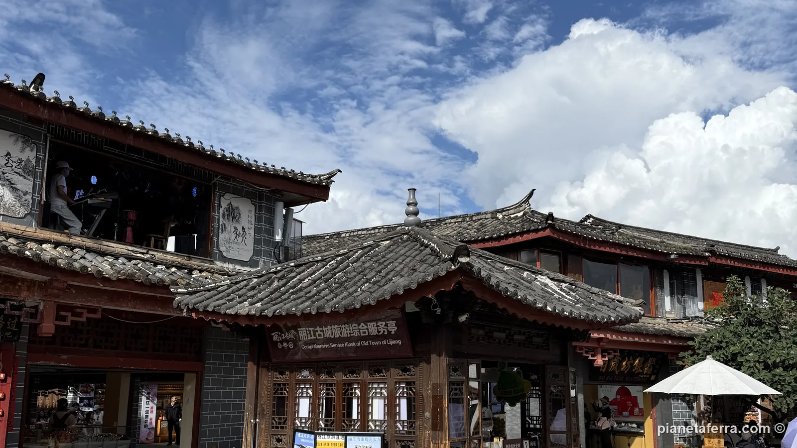 Una piazza della città vecchia di Lijiang, con le case di legno dei Naxi