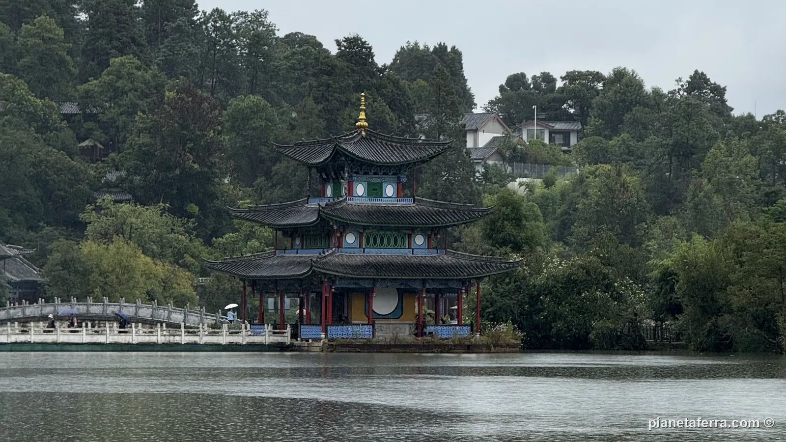 Il padiglione sull'acqua dello Stagno del Drago Nero, a Lijiang