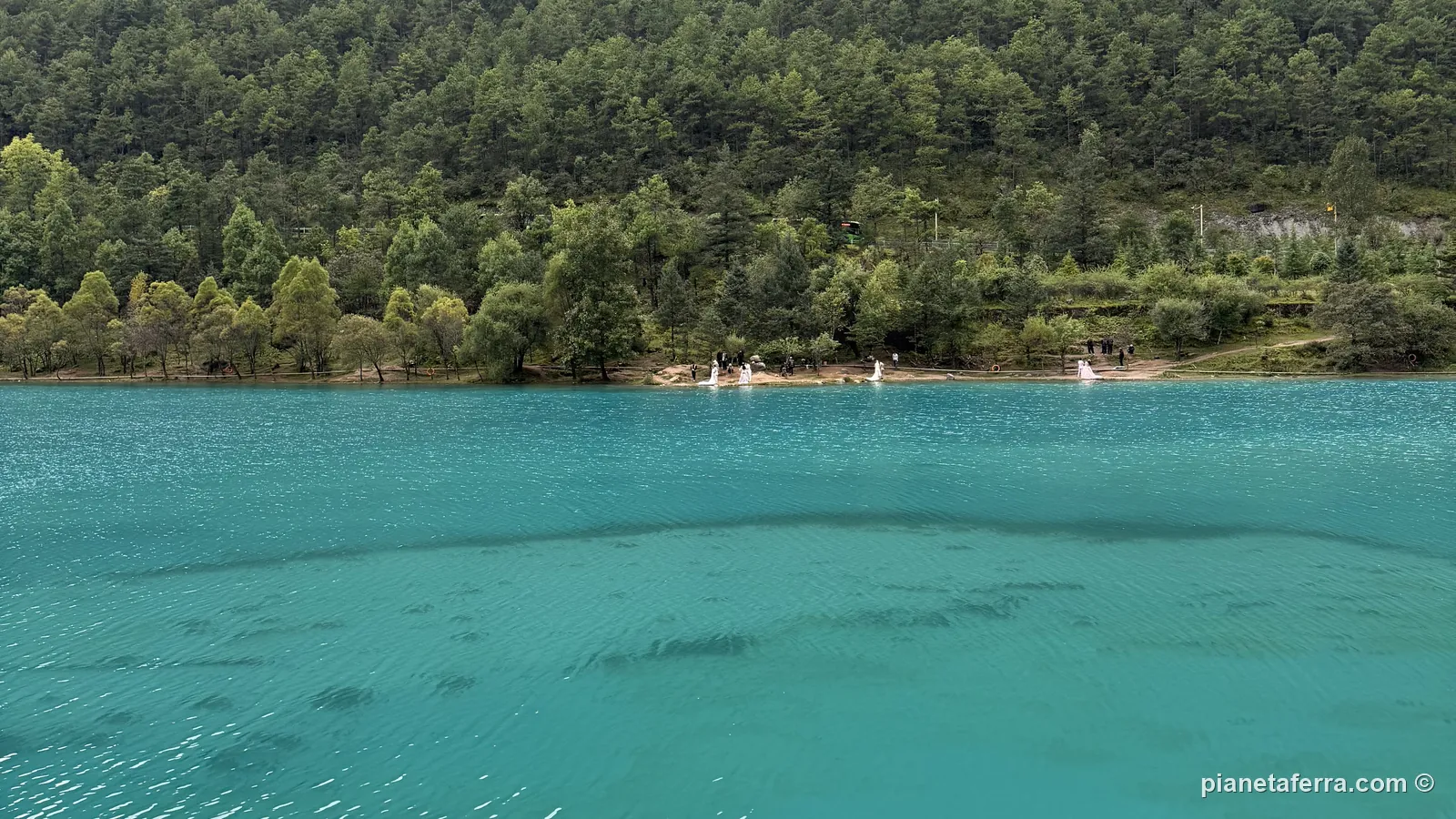 L'acqua turchese della Valle della Luna Blu, sotto la Montagna del Drago di Giada