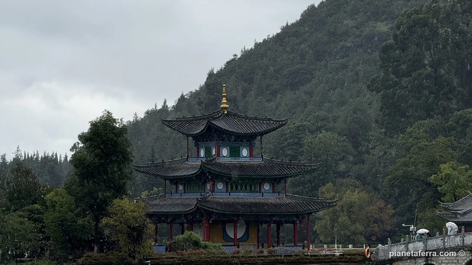 Lo Stagno del Drago Nero a Lijiang con le nuvole basse, in una mattina di pioggia a inizio settembre