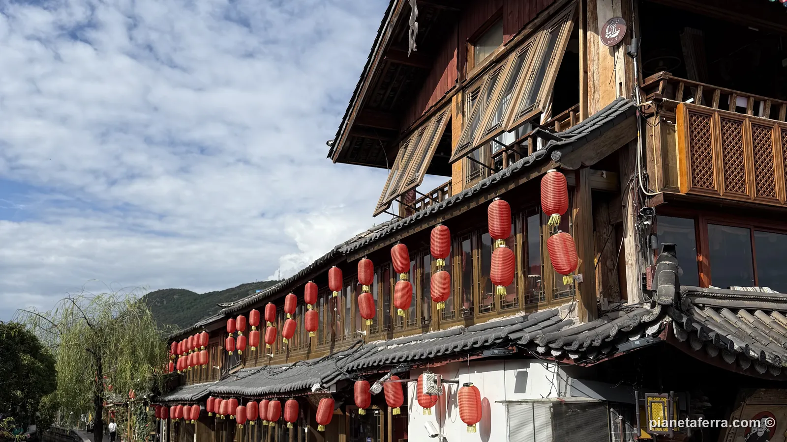 La città vecchia di Lijiang con il cielo azzurro in un pomeriggio di sole, a inizio settembre