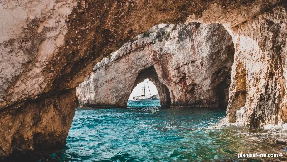 Arco roccioso naturale a Zante con mare cristallino durante escursione in barca