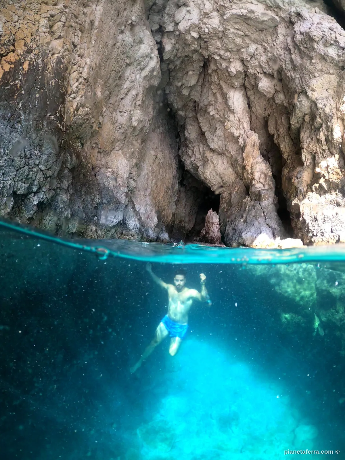 Nuoto in una grotta marina di Zante con acqua turchese trasparente