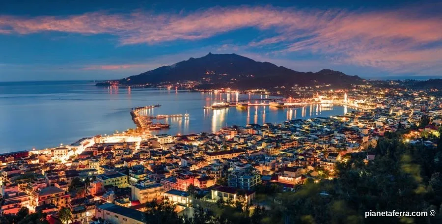 Vista panoramica notturna di Zante Town dall'alto con le luci della città