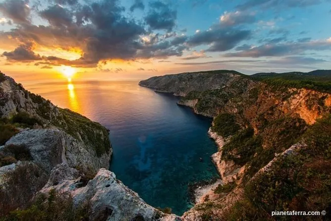 Tramonto spettacolare sulle scogliere di Zante con cielo arancione