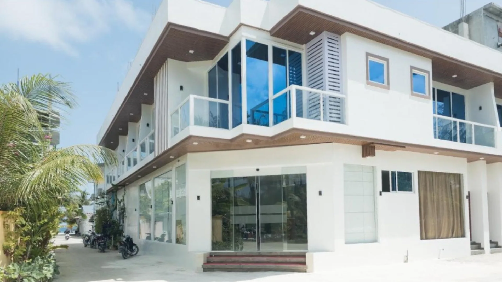 Esterno dell'hotel a Maafushi dove alloggia il gruppo