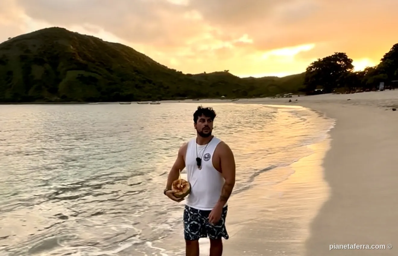 Tramonto sulla spiaggia di Mawun, vicino a Kuta Lombok