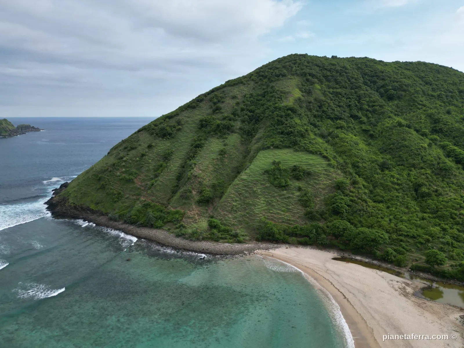 Vista aerea di Mawun Beach, baia a ferro di cavallo nel sud di Lombok