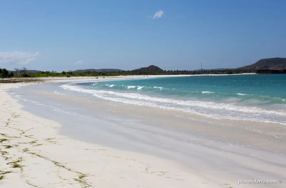 Spiaggia di sabbia bianca nel sud di Lombok con mare turchese