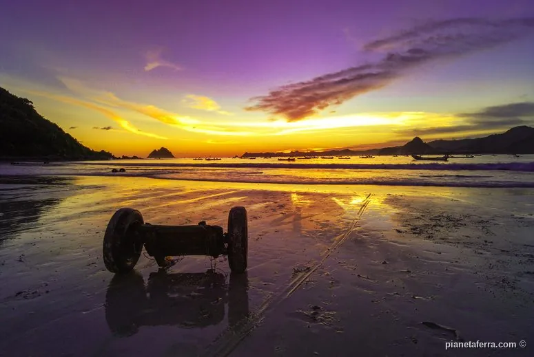 Tramonto viola e arancione su una spiaggia di Lombok