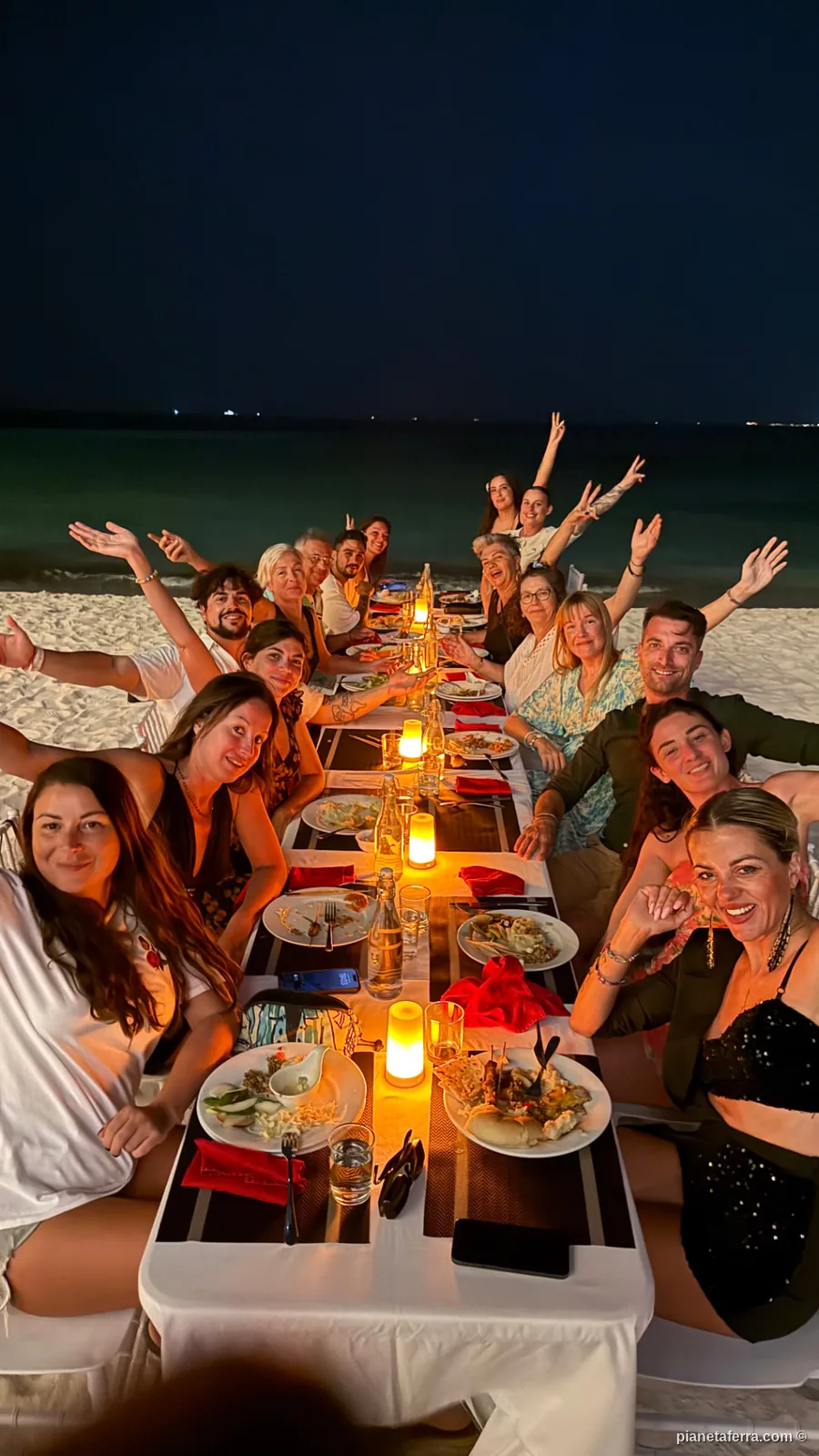 Gruppo a tavola con cappelli natalizi alle Maldive