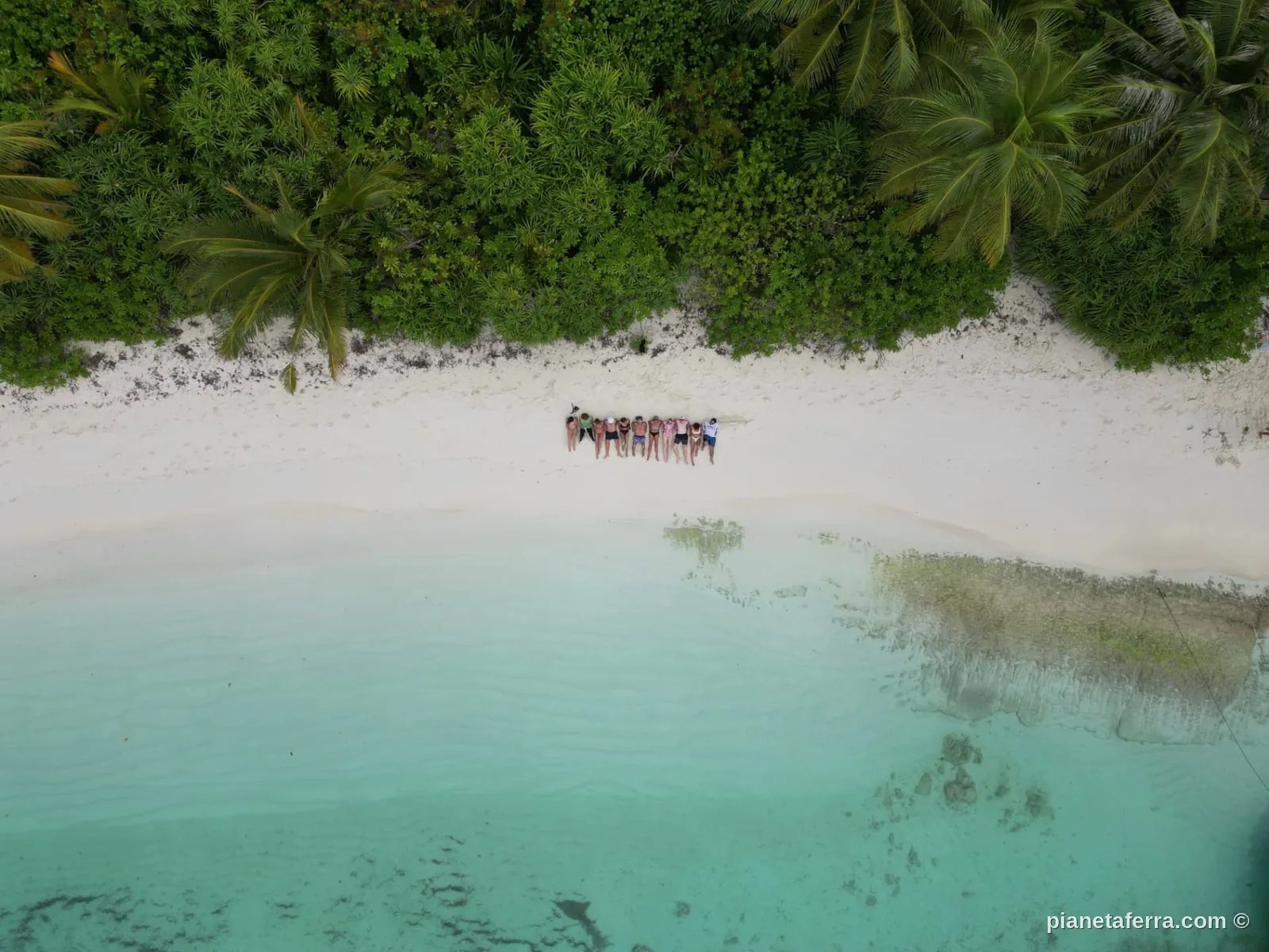 Gruppo di viaggiatori alle Maldive foto polaroid
