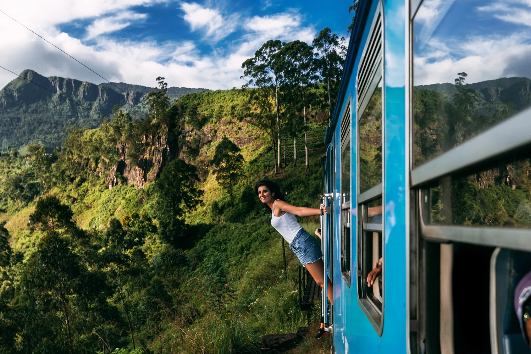 Treno blu panoramico sul Nine Arch Bridge in Sri Lanka